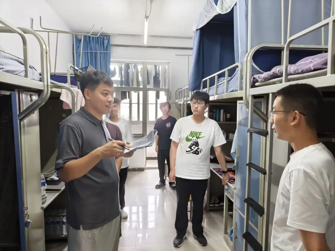 心系学生，温情融融——72886必赢欢迎光临2025级新生辅导员携院级学生干部走访新生宿舍