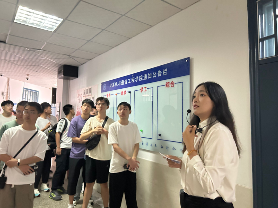 走好入学第一步——新生参观文化走廊，融入“一站式”育人社区
