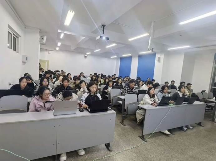 人们在房间里AI 生成的内容可能不正确。